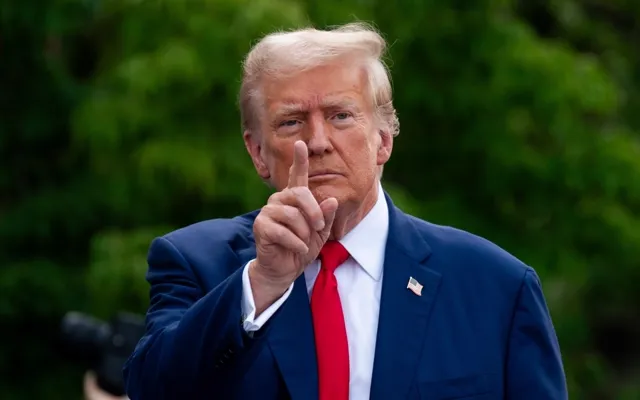 Makro: Trump, her ABD vatandaşına 5 bin dolar vereceğini açıkladı haber kartı görseli