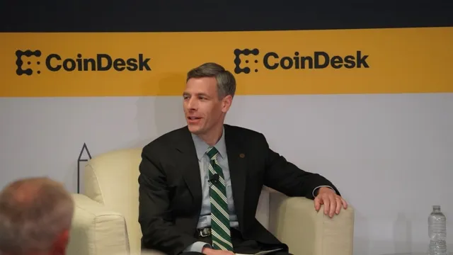 Regülasyon: OCC, GENIUS Yasası kapsamındaki stablecoin ödüllerini yeniden değerlendirecek haber kartı görseli