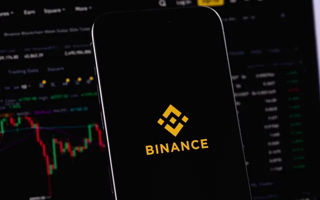 Makro: Binance, 11 platformda para yatırma ve çekme işlemlerini kısıtlayacak haber kartı görseli