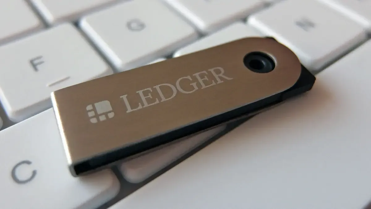 Altcoin: Ledger, CryptoBilis cüzdanlarında 'casus' çipin anahtarları çaldığını duyurdu haber görseli